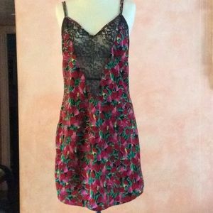 🛑SOLD🛑Previously loved VICTORIA SECRET chemise.